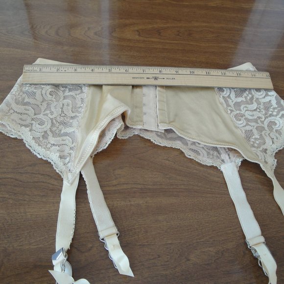 Gold Natori lace garter belt - Picture 5 of 8